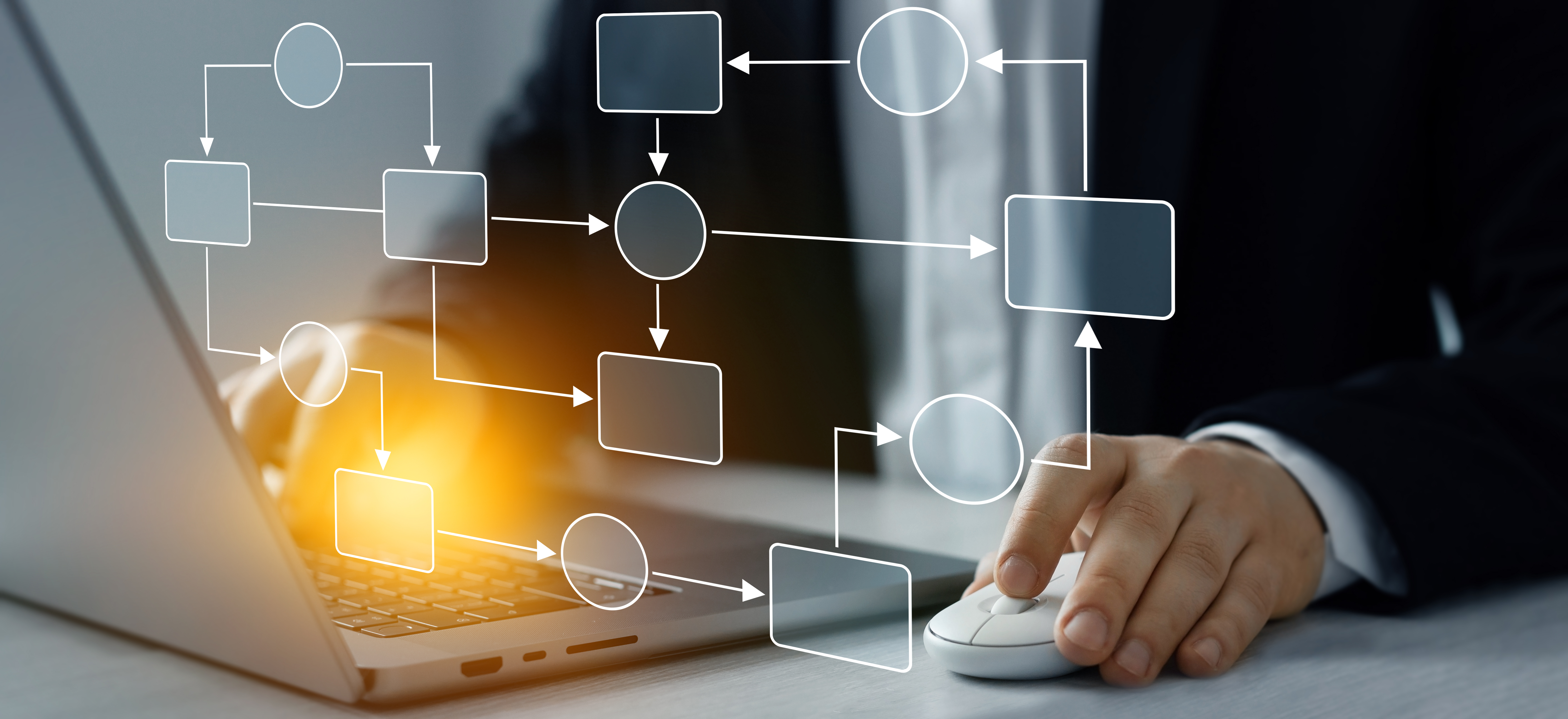Architekturmodell und Abläufe am Laptop visualisiert